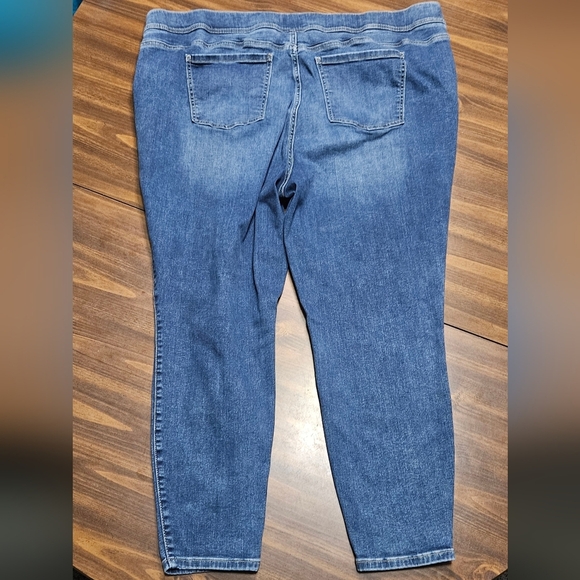 Torrid Jeans - Picture 4 of 15